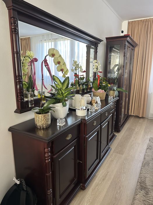 Set complet dining-sufragerie finisaj mahon, model Tudor