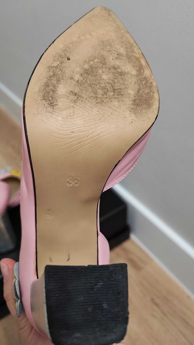 Pantofi roz cu decorațiuni în formă de floricele