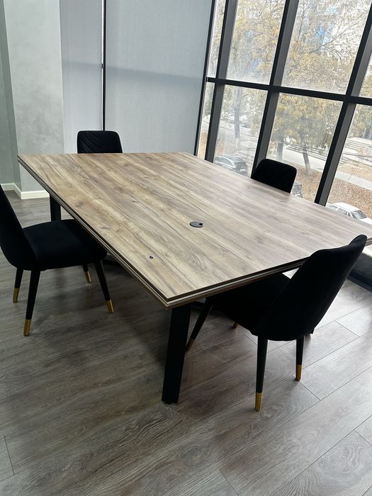 Срочно продаю стол и кухонный шкаф офисный!