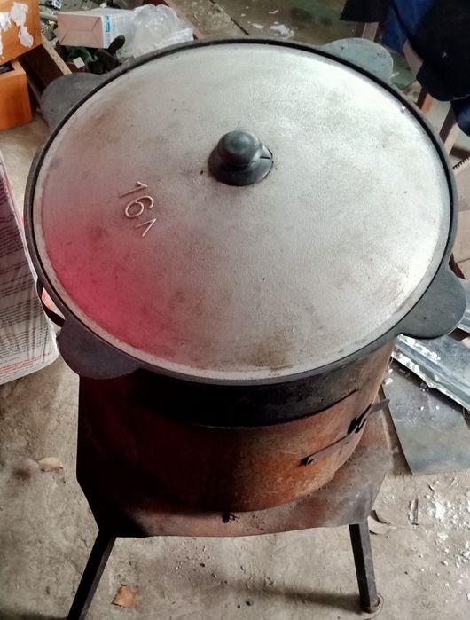 Казан чугунный с печкой