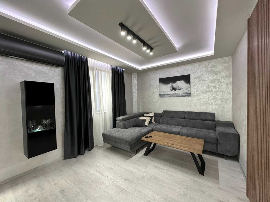 Дава се под наем Двустаен апартамент в Бургас, Център - 70 кв.м за 750 € - Снимка #1