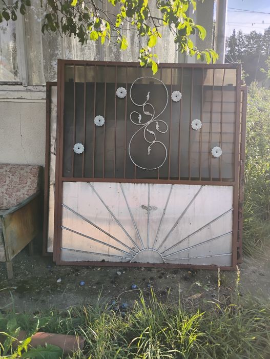 Vând poarta din fier