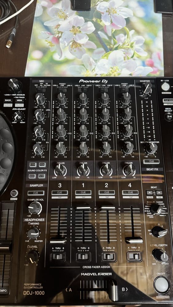 Pioneer ddj 1000 с кейс в добро състояние