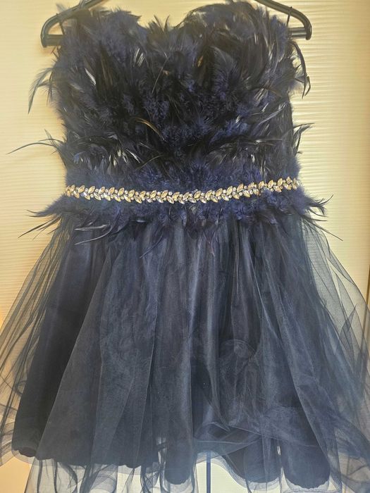 Продавам тъмносиня рокля с пера