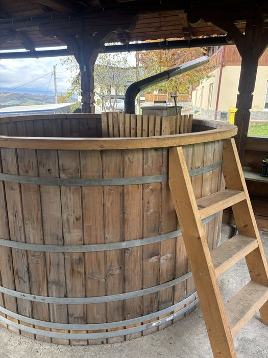 Cibar din lemn de brad cu soba interioara