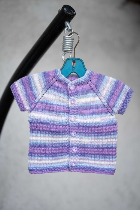 Ръчно плетени детски дрешки.