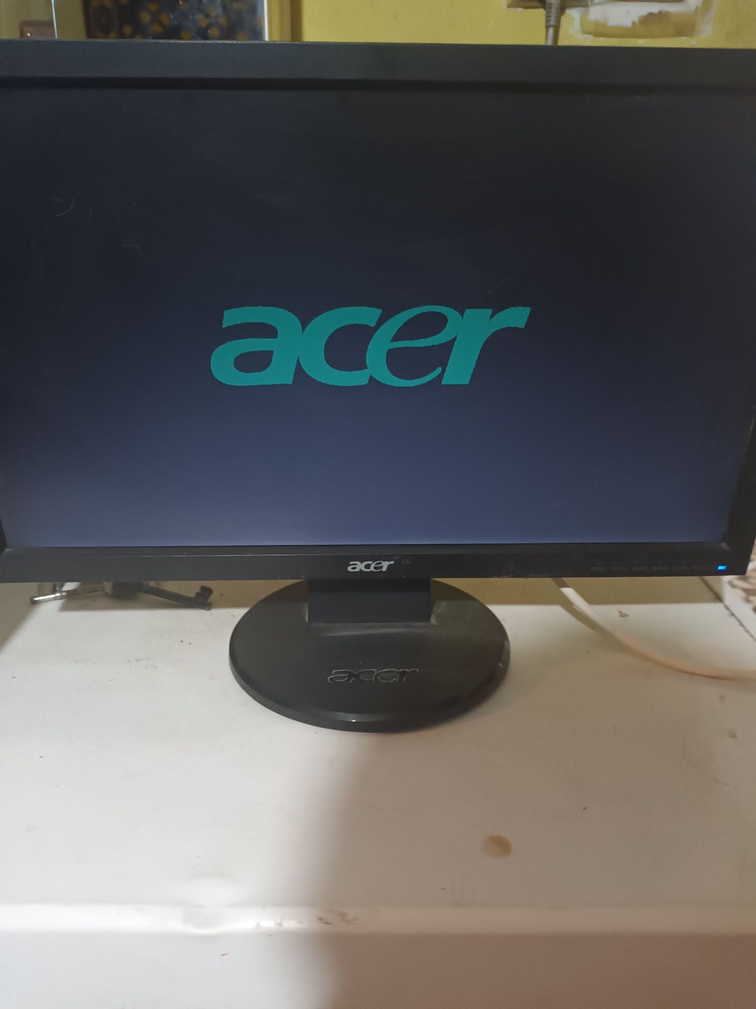 2 monitoare LCD Functionale Philips si Acer 150ron bucata