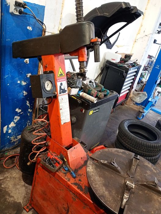 Италиянска машина за монтаж на гуми