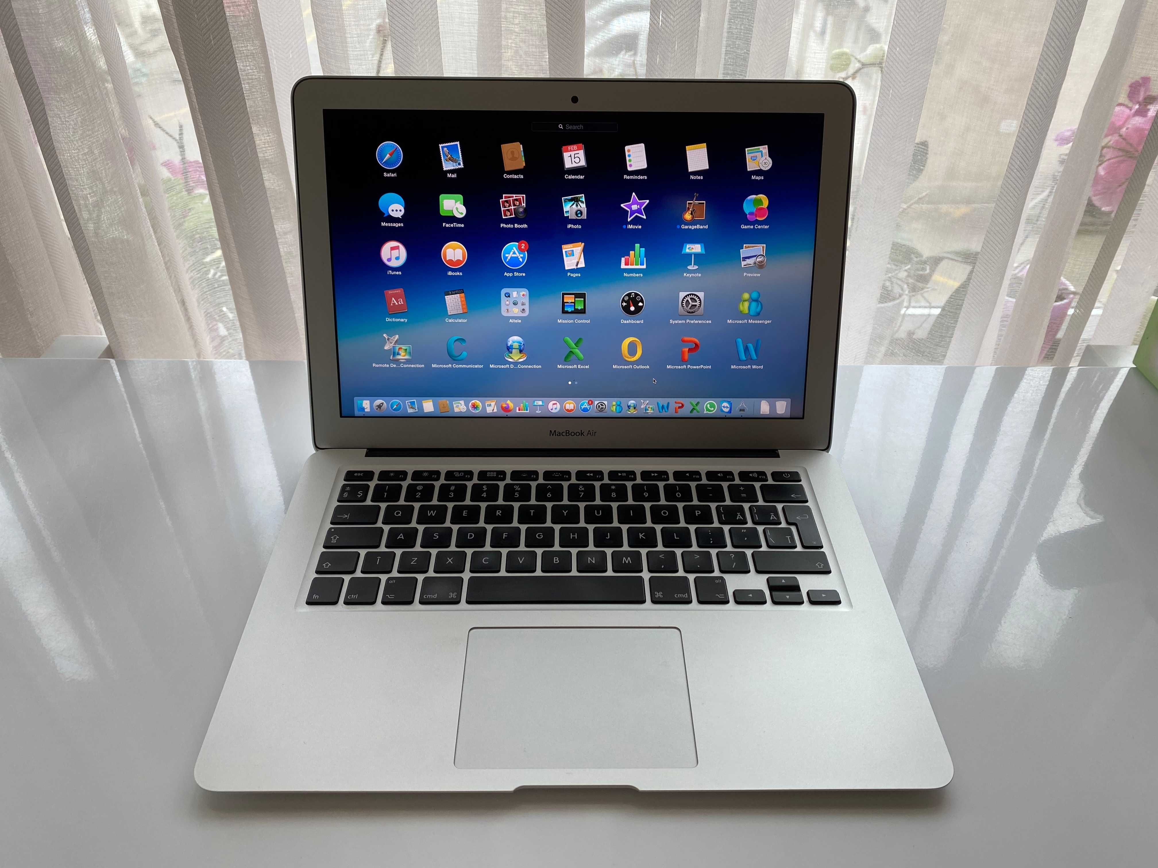 MacBook Air IMPECABIL 13.3, i5, 1,6 GHz, 4GB, 256 GB