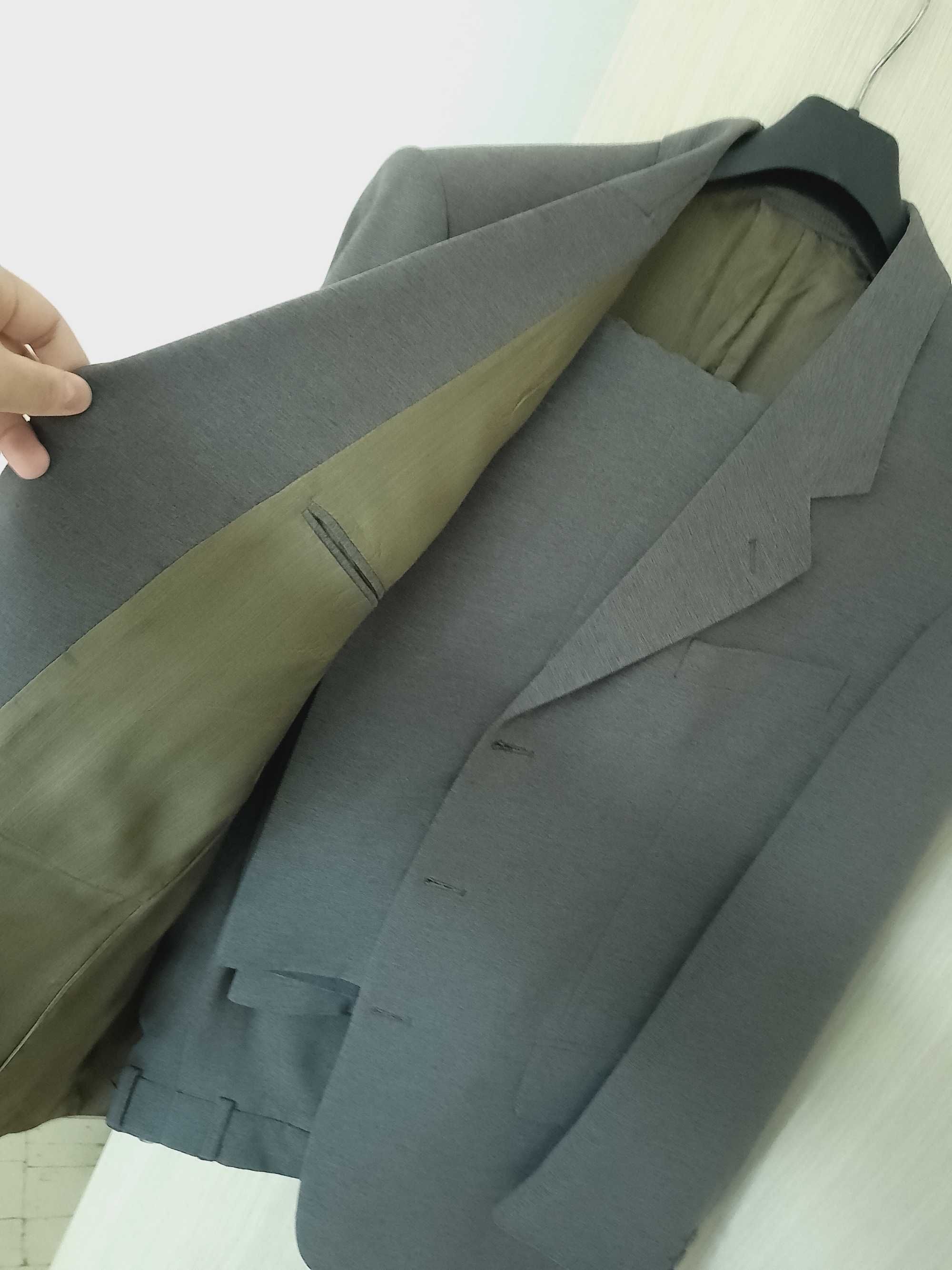 Продавам Запазен СивоЗелен Костюм и панталон DakaStyle 48 EU 30Лв