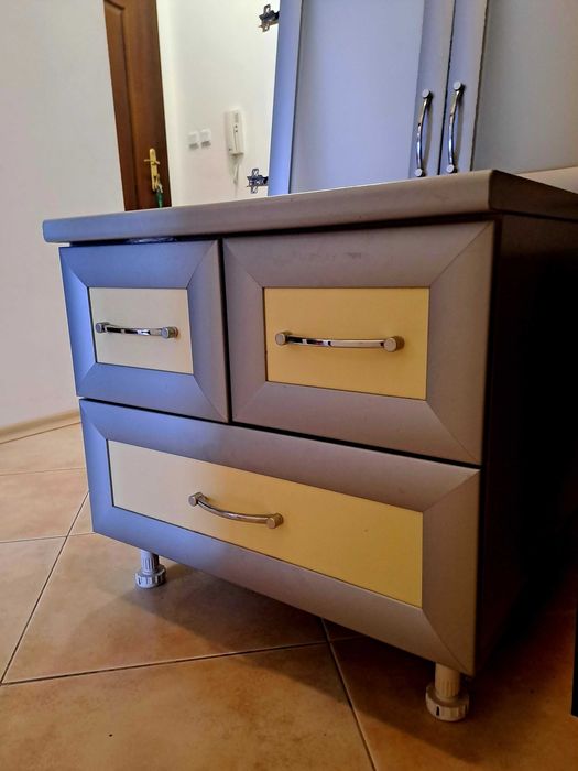 Шкафче + 8 вратички