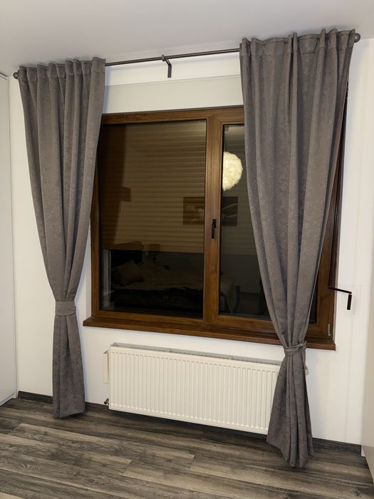 Draperii gri opace si galerie