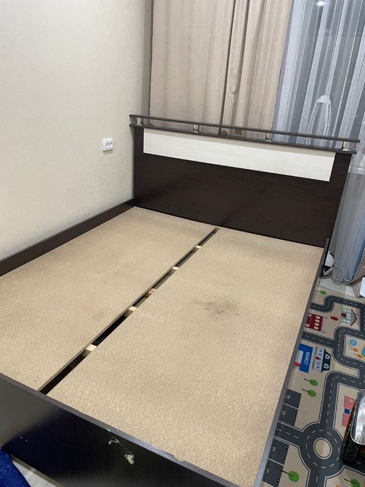 Кровать без матраса