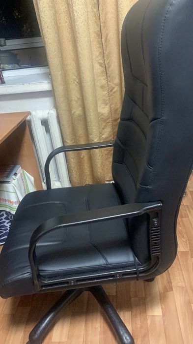Компьютерное кресло кожаное