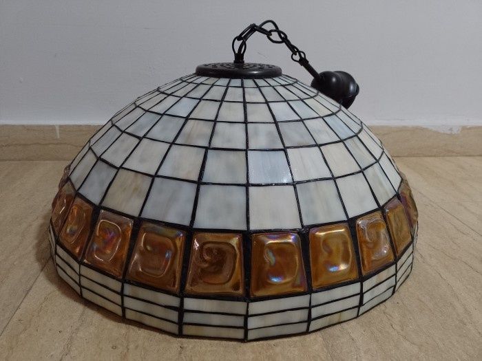 Lampadar de dimensiuni mari stil Tiffany cu o paleta de culori deosebi