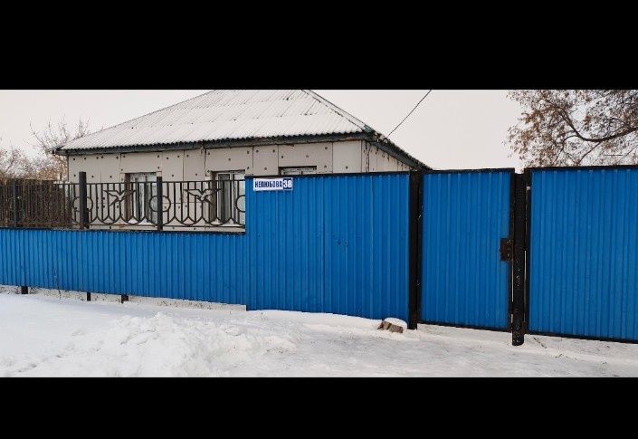 Продам дом с большой территорией.