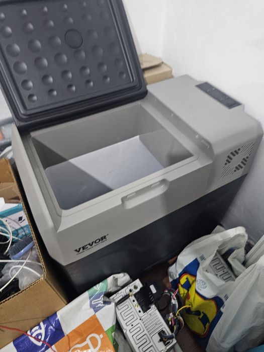 Vand frigider auto 50 litri.