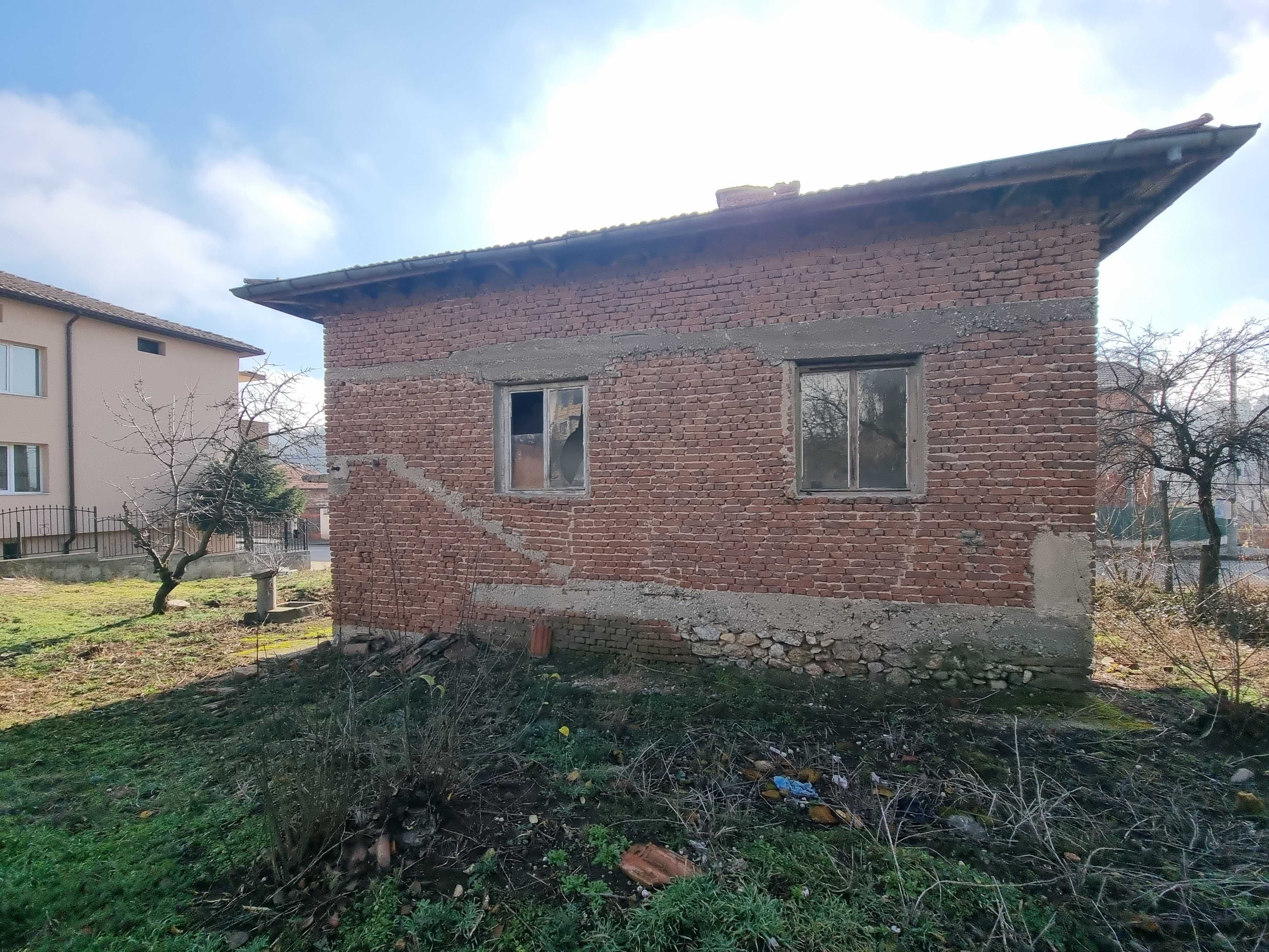 Къща за продажба находяща се в с. Рилци, общ. Благоевград.