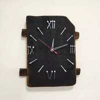 Ръчно изработен часовник от стар дъб.