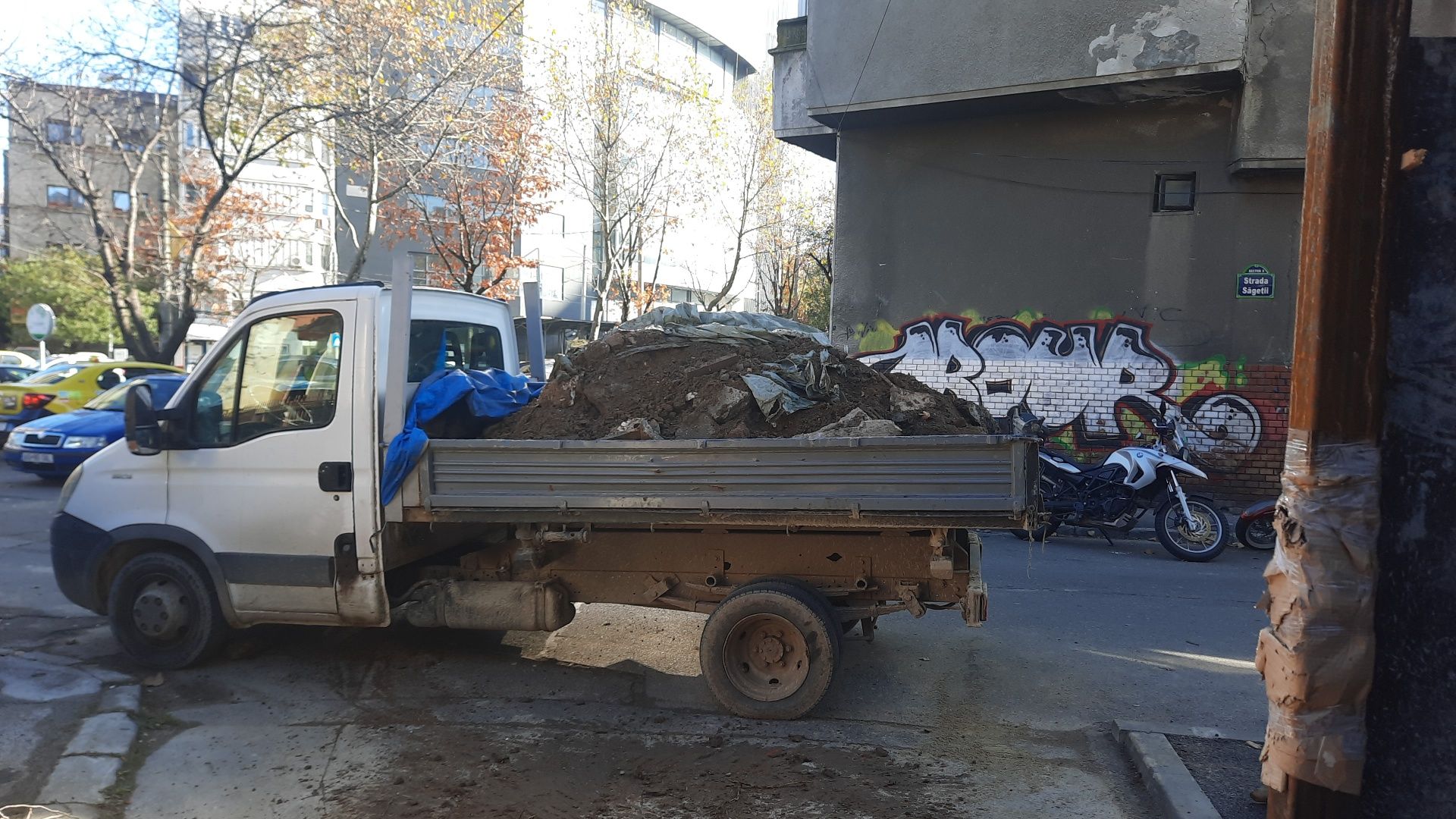 Nisip pietriș balast pământ negru moloz bobcat miniexcavator