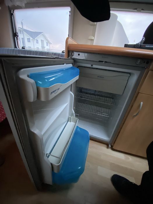 Vand rulota Hobby 400 BK( AC, mover, cort)