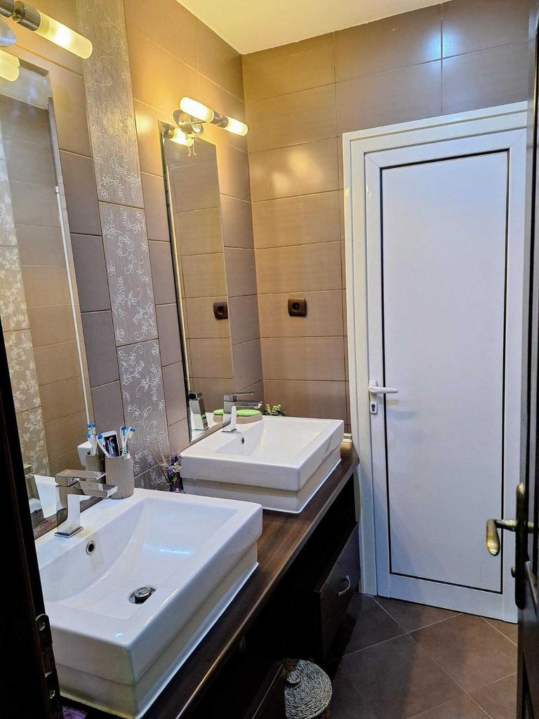 Продава се Тристаен апартамент в Пловдив, Гагарин - 93 кв.м за 1871 €/кв.м - Снимка #11