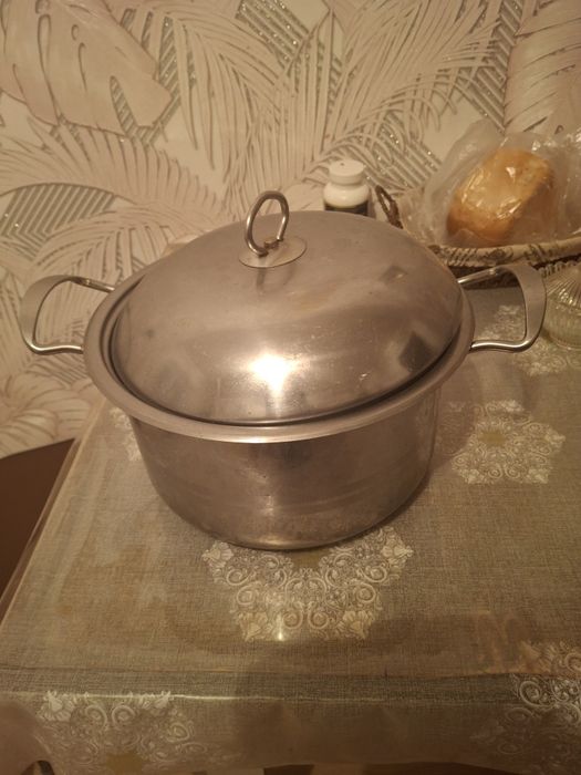 Продам кастрюлю с крышкой