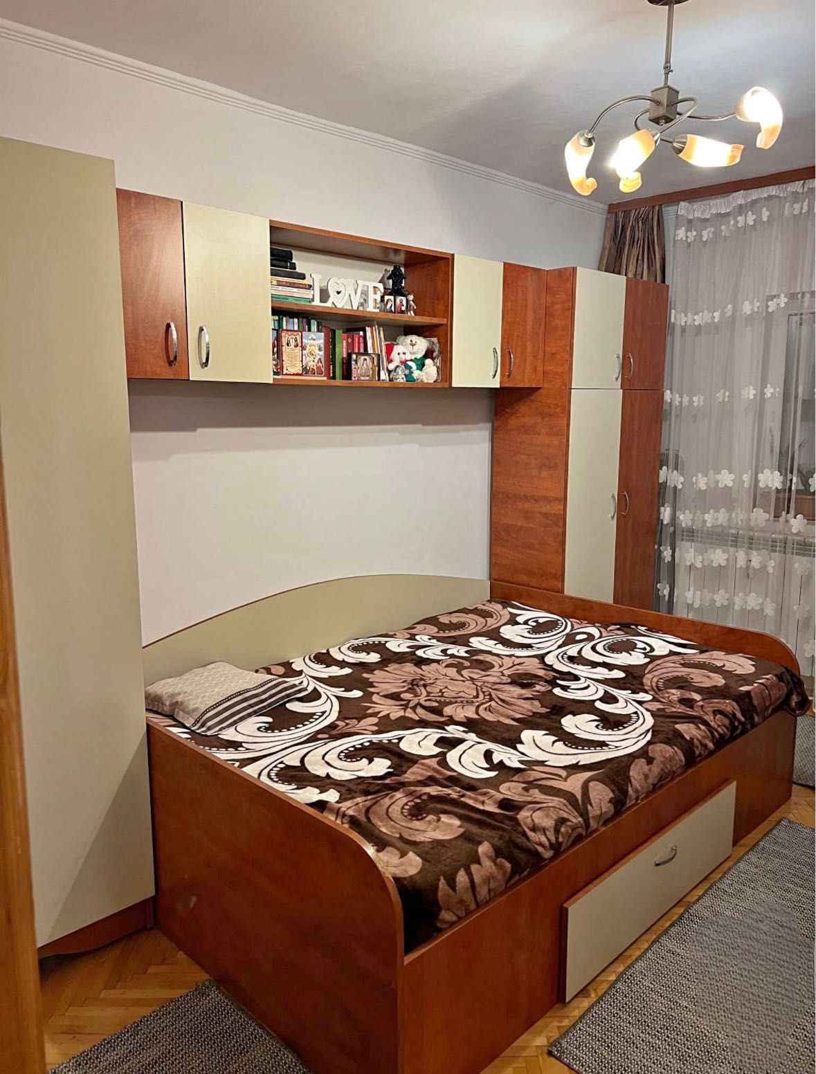 Vând mobilier dormitor(pat,mobilă,birou)