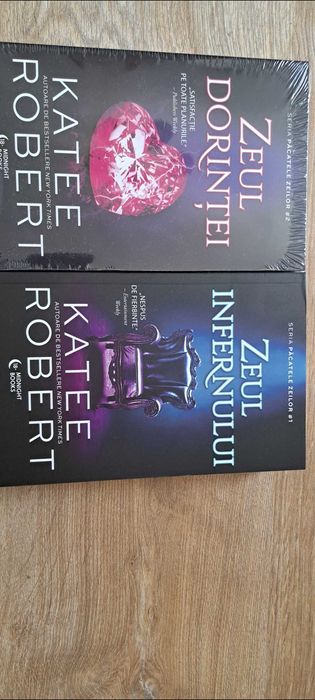 Set 2 carti Katee Robert -Pacatele zeilor
