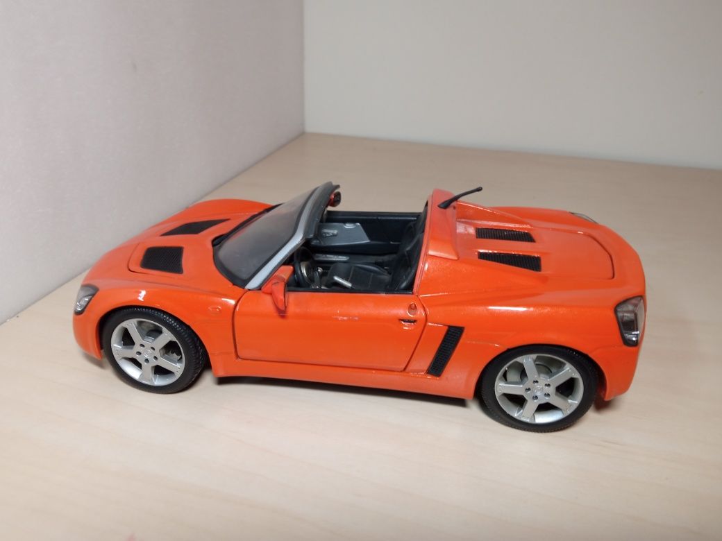 Opel speedster macheta maisto 1:18