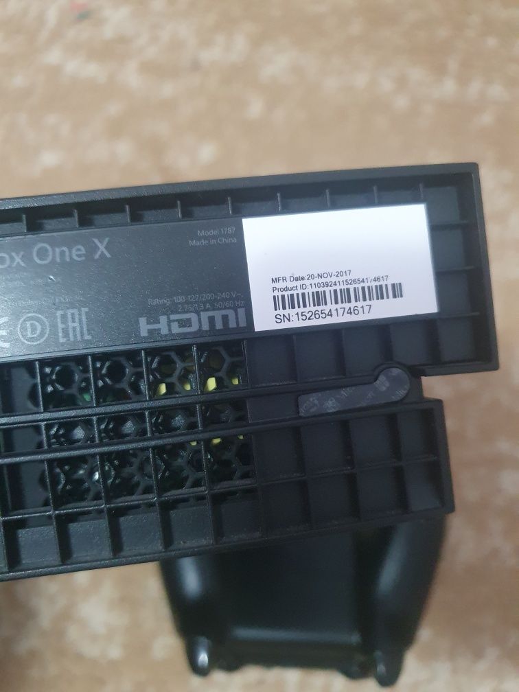 Vând xbox one x 1T