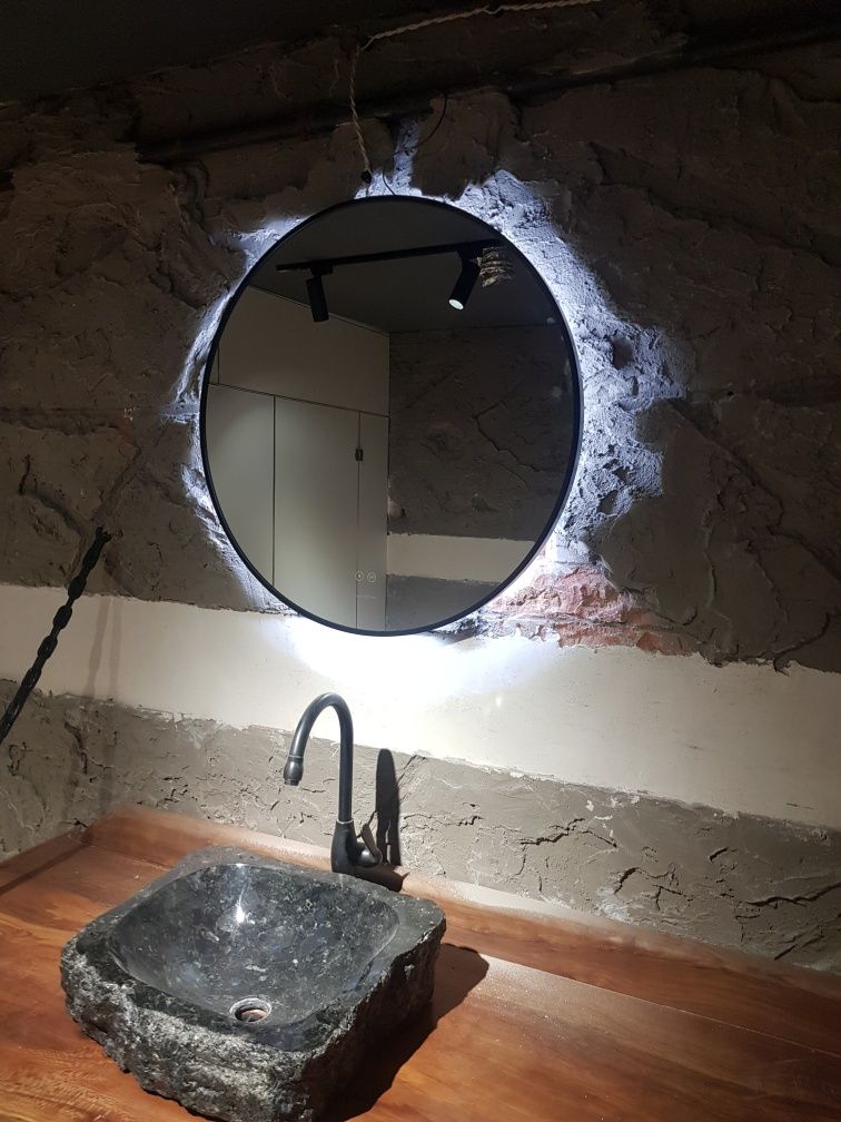 Зеркало с металлическим рамкой