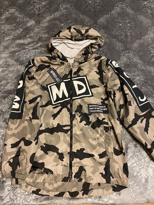 Продам куртку -ветровку для мальчика.