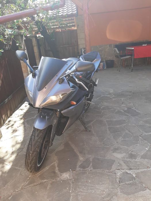 Yamaha YZF r125.