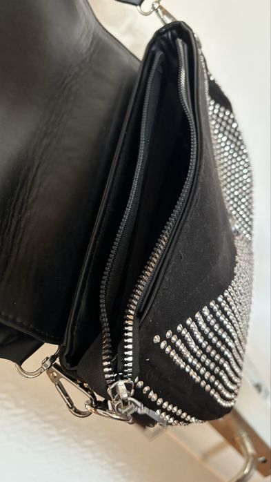 Дамска чанта с капси