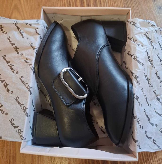 Pantofi noi,eleganți si cu eticheta