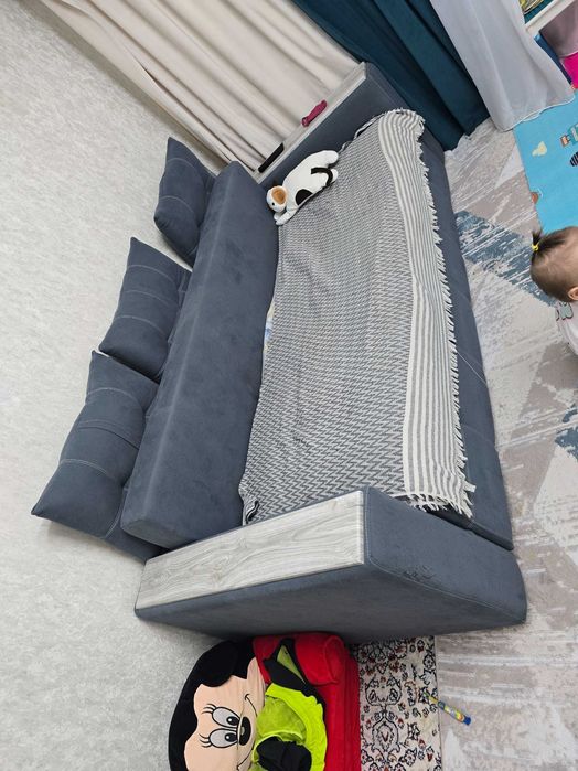 Продам диван среднего размера