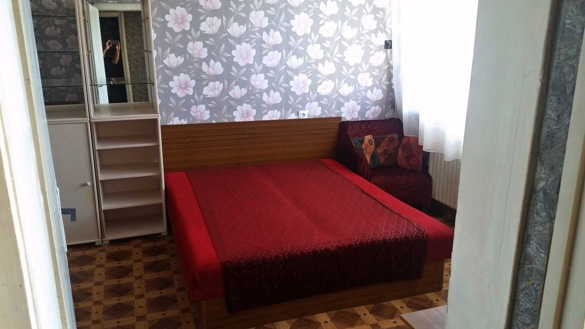 ПОДАРЯВАМ мебели - спалня, кресло, фотьойл, холна масичка, бял шкаф