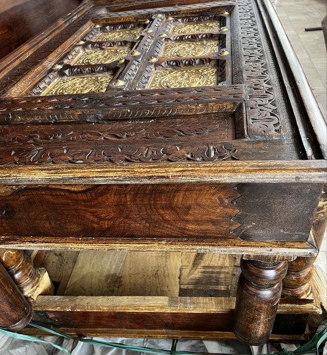 Masa de cafea din lemn sculptat cu insertii metalice