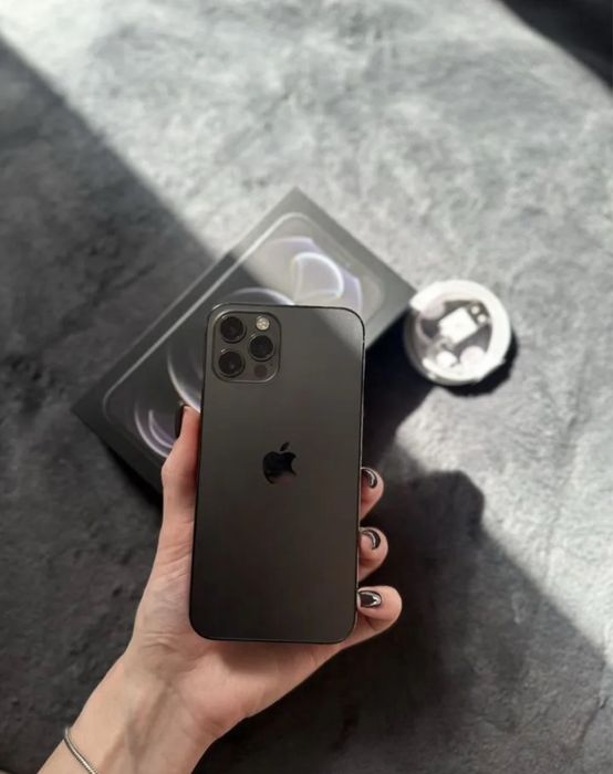 iPhone 12 Pro в идеальном состоянии