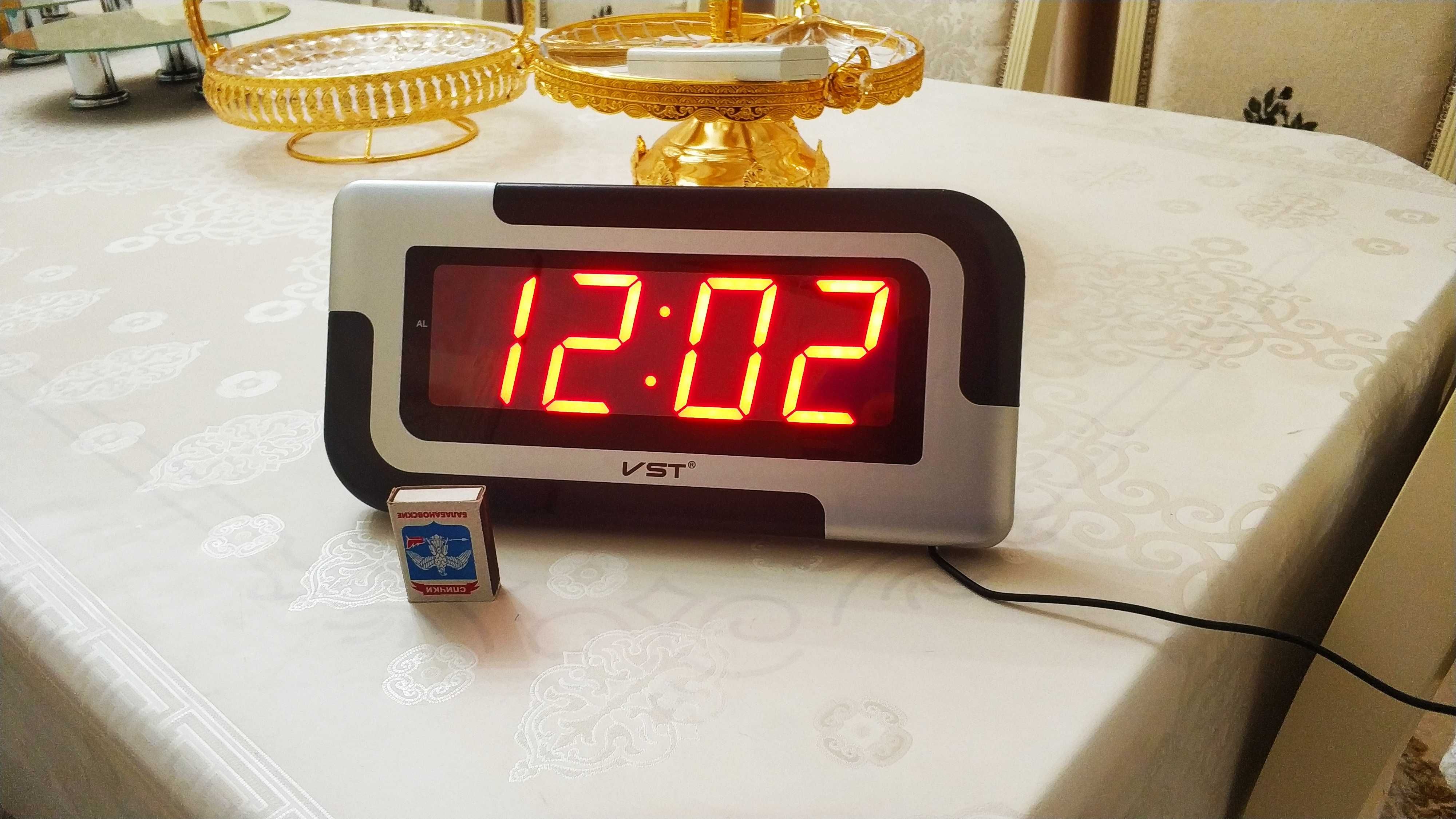 Часы электронные настольные будильник