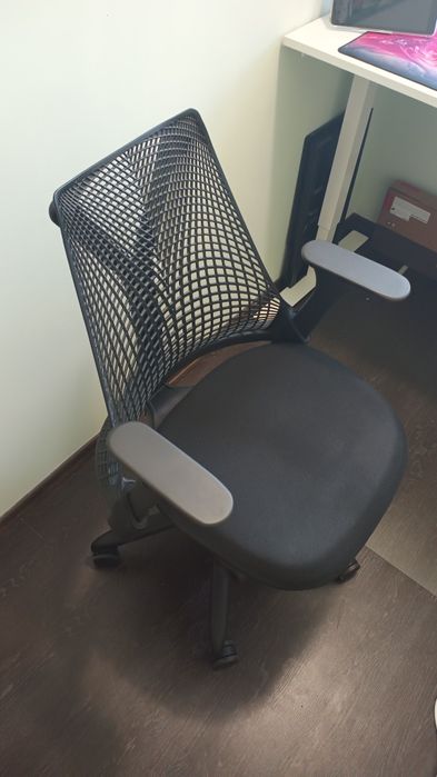 Vând scaun birou Herman Miller sayl in stare f buna