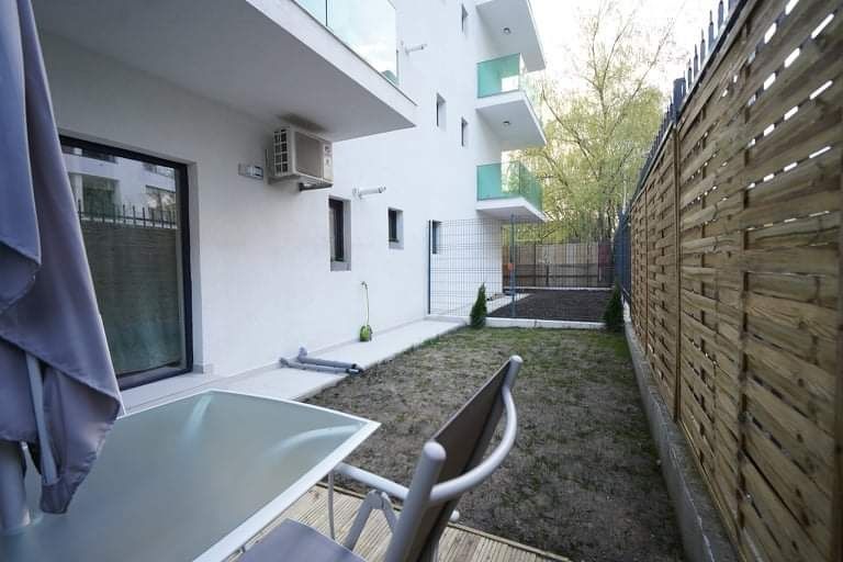 Inchiriez in extrasezon sau permanent garsoniera cu curte proprie