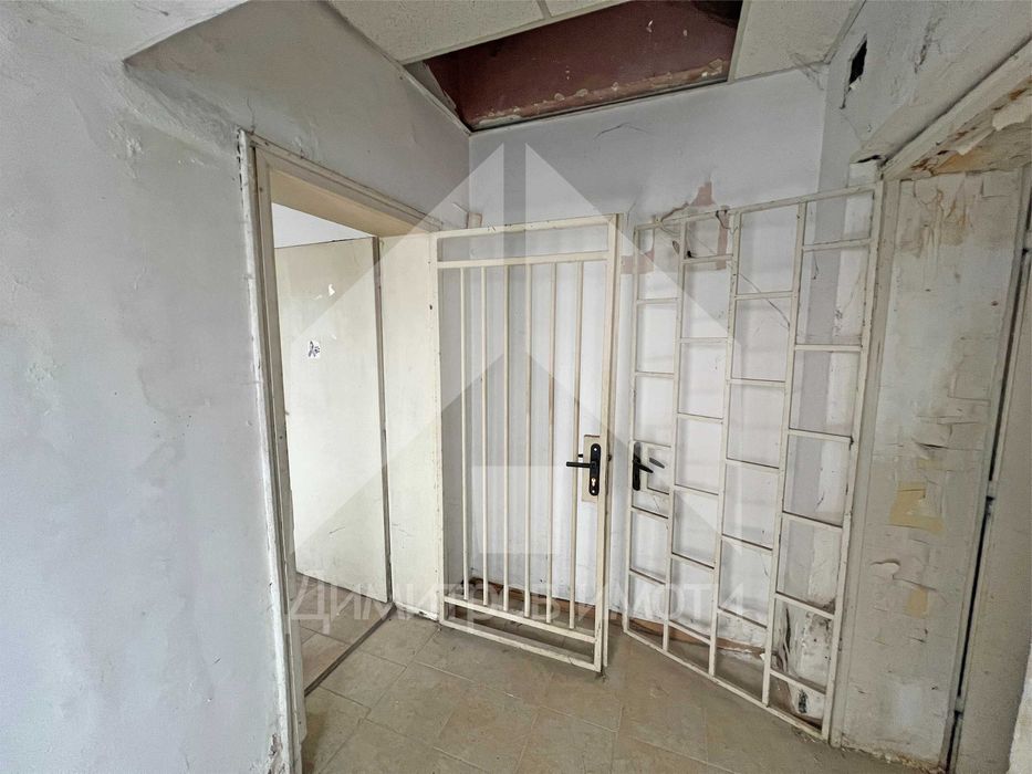 Продава търговско помещение - офис, магазин в гр. Нови пазар, ЦЕНТЪР!