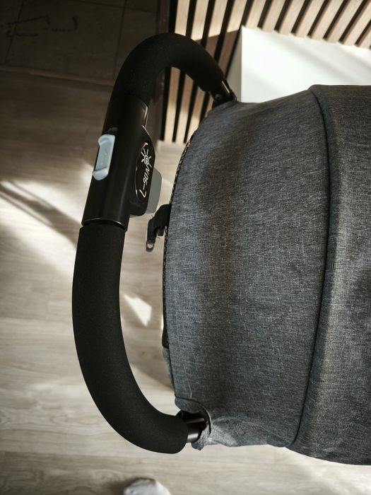 Cărucior tip troler