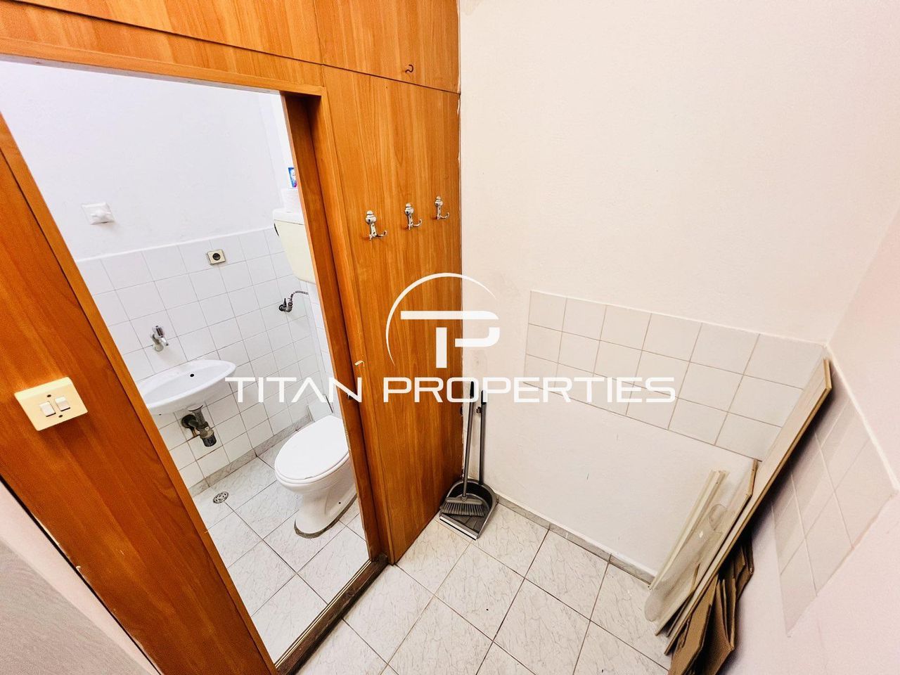 Дава се под наем Офис в Бургас, Център - 20 кв.м за 183.6 € - Снимка #2