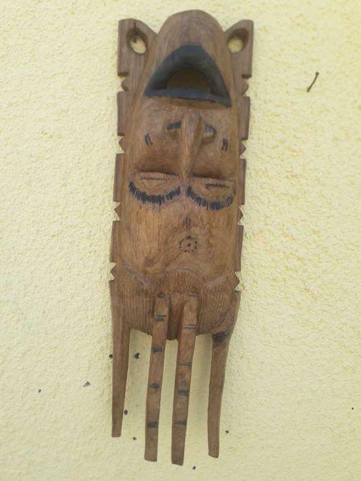 Masca africana din lemn sculptata manual