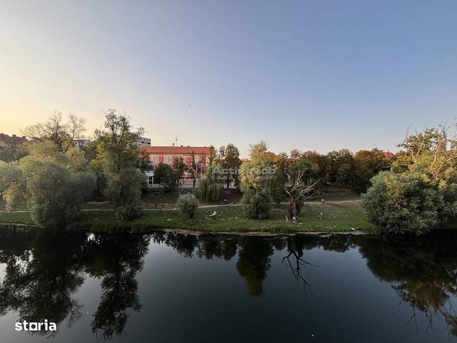 Apartament 129 mp cu vedere spre Crisul Repede si demisol independent