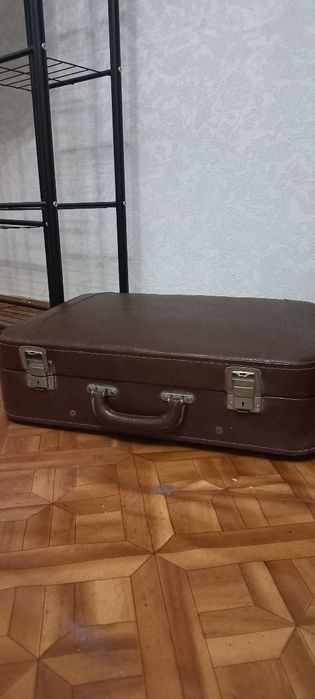 Винтажный чемодан