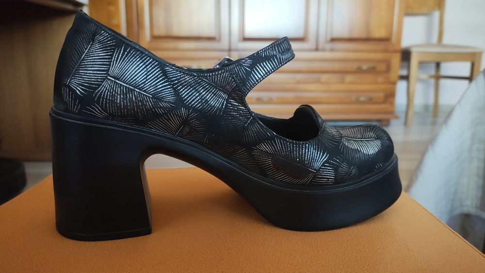 Обувки с дебел ток на платформа